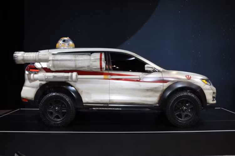 Bên cạnh các cánh bay ống phóng phản lực, mẫu xe trưng bày này còn có vỏ đúng chất 'chiến tranh" với phong cách trầy xước như đã từng trải qua một cuộc chiến trên không đầy khốc liệt. Nissan Rogue One Star Wars Edition ngoài đời thực có ngoại hình khá đặc biệt 