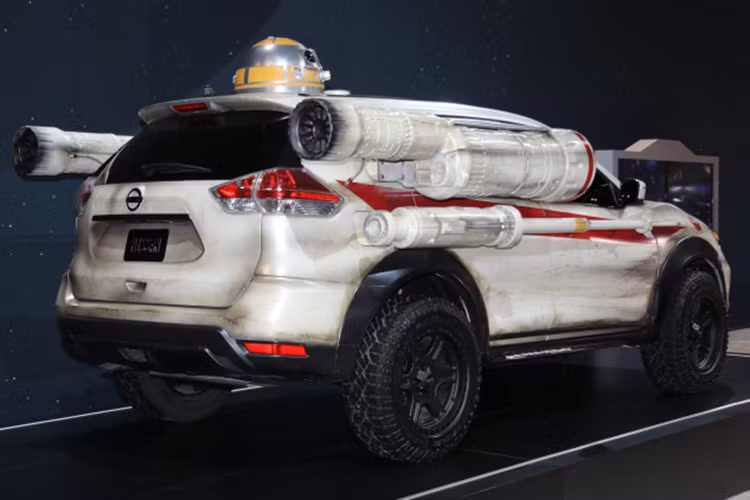 Bên cạnh đó, xe được trang bị thêm với các chi tiết từ giá nóc, lưới tản nhiệt, cản trước đều được phủ màu đen cá tính. Nissan cũng thêm vào các logo, huy hiệu Star Wars, Galactic Empire cho phù hợp với tên gọi của phiên bản đặc biệt này. 