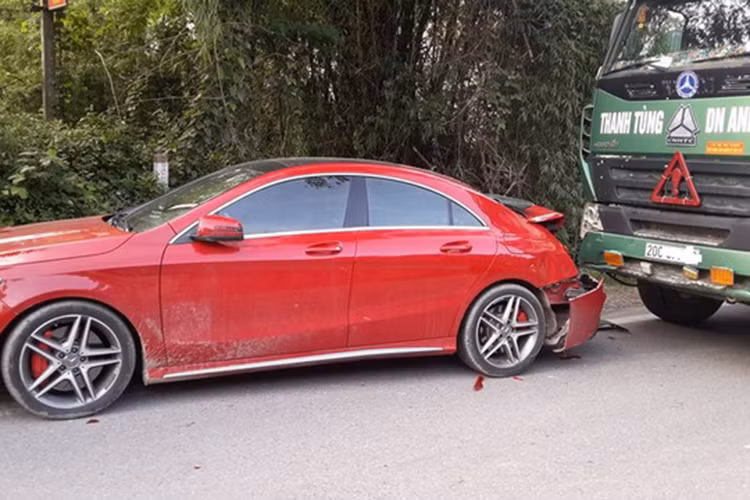 Mercedes-AMG CLA45 tien ty "nat duoi" tai Thai Nguyen