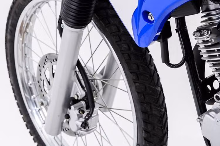 Cùng với đó là bộ vành nan kích thước 21 inch ở trước và 18 inch ở sau đi kèm lốp đa địa hình tương tự như các dòng xe cào cào thương mại hiện tại trên thị trường.