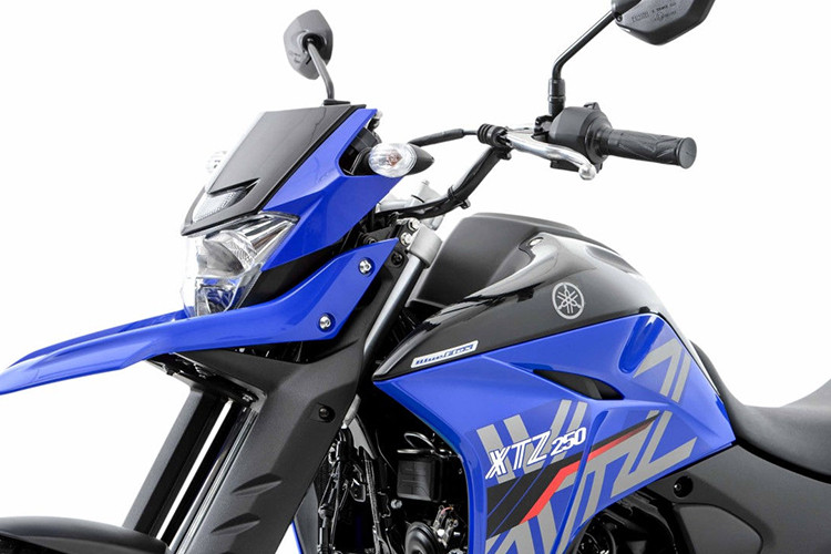 Đầu đèn của xe được hãng xe máy Yamaha thiết kế khá cao, gồm đèn pha halogen và đèn định vị. Tương tự như các mẫu adventure cao cấp, đầu đèn của XTZ 250 được tích hợp thêm dè phụ phía dưới đèn pha.