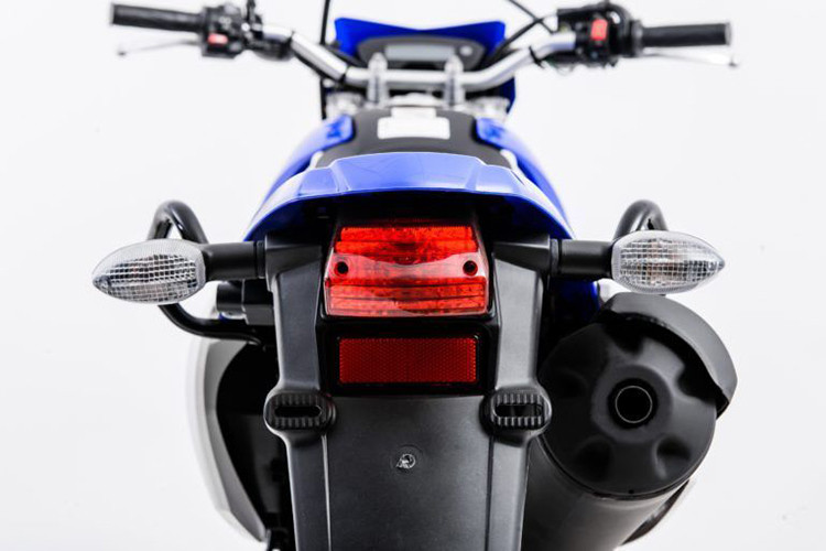 Được định vị là xe adventure phân khối nhỏ nên Yamaha Lander XTZ 250 2019 sở hữu hệ thống treo hành trình dài, gồm cặp phuộc ống lồng phía trước và giảm xóc lò xo trụ đơn phía sau.