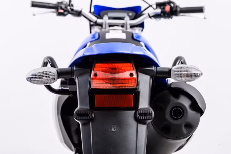 Được định vị là xe adventure phân khối nhỏ nên Yamaha Lander XTZ 250 2019 sở hữu hệ thống treo hành trình dài, gồm cặp phuộc ống lồng phía trước và giảm xóc lò xo trụ đơn phía sau.