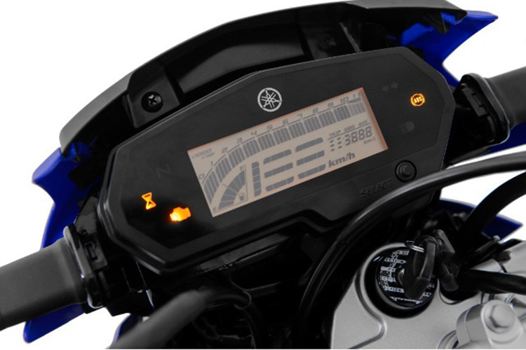 Tay lái của Lander XTZ 250 2019 khá rộng và cao, giúp người điều khiển có tư thế ngồi rất thoải mái. Đồng hồ của xe là loại kỹ thuật số, hiển thị các thông tin như vòng tua máy, vận tốc, hành trình và lượng xăng.