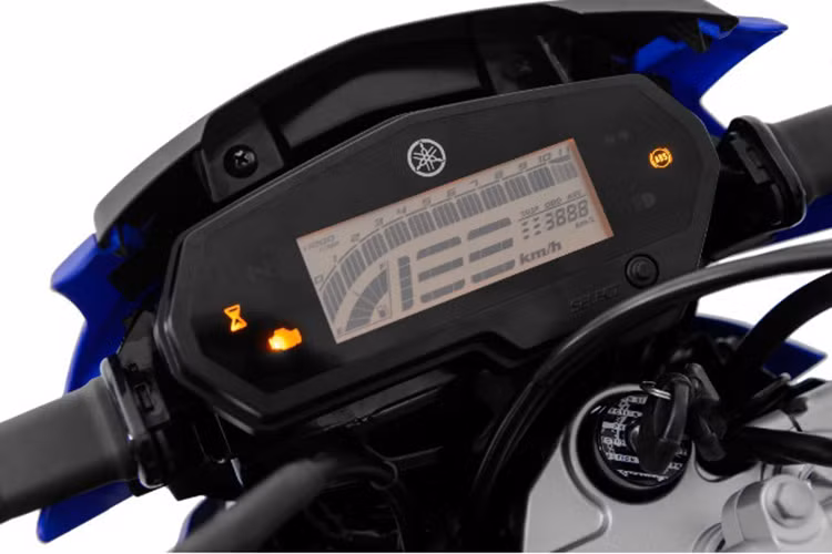 Tay lái của Lander XTZ 250 2019 khá rộng và cao, giúp người điều khiển có tư thế ngồi rất thoải mái. Đồng hồ của xe là loại kỹ thuật số, hiển thị các thông tin như vòng tua máy, vận tốc, hành trình và lượng xăng.