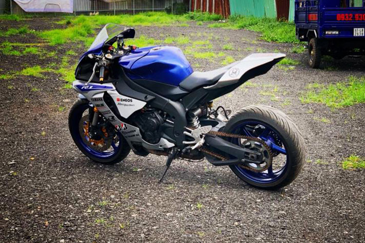 Tương tự như phần đâu, cụm đèn đèn báo phía sau của xe cũng đã được các tay thợ độ xe máy Sài Gòn nâng cấp theo phiên bản mới với LED chạy dọc, đuôi xe nâng cao có khe thoát gió lớn tăng tính khí động học cho xe. Bên cạnh đó, ốp đuôi thể thao cùng nhiều chi tiết cũng được trang bị.