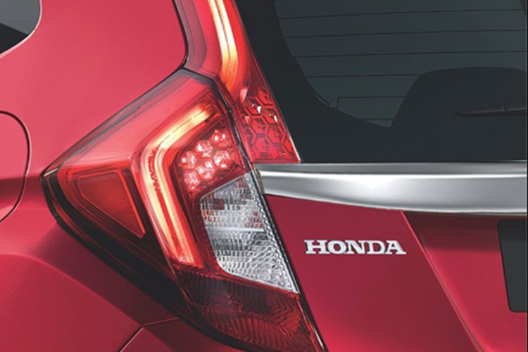 Cụm đèn phía sau bao gồm đèn hậu, đèn phanh dạng LED và đèn báo lùi. Cánh lướt gió cũng được trang bị, tăng cường hơn nữa tính thể thao cho Jazz. Gương chiếu hậu bên ngoài của xe cũng được tích hợp đèn báo rẽ xi-nhan. Xe được trang bị la-zăng hợp kim 16 inch đa chấu kiểu dáng thể thao năng động.