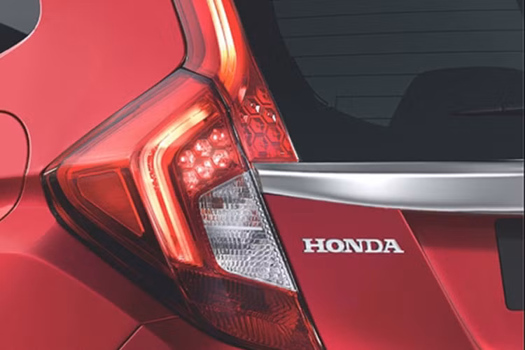 Cụm đèn phía sau bao gồm đèn hậu, đèn phanh dạng LED và đèn báo lùi. Cánh lướt gió cũng được trang bị, tăng cường hơn nữa tính thể thao cho Jazz. Gương chiếu hậu bên ngoài của xe cũng được tích hợp đèn báo rẽ xi-nhan. Xe được trang bị la-zăng hợp kim 16 inch đa chấu kiểu dáng thể thao năng động.