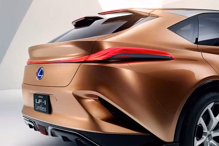 Hơn thế, phần cầu sau của chiếc xe mới này cũng được phủ bởi những đường dập nổi tạo nên diện mạo bề thế cho LF-1. Ngoài ra, nhằm tạo điểm nhấn từ phía sau, cánh hướng gió trên LF-1 được thiết kế hơi nhô ra, tách biệt cùng với đường cong nổi bật, thu hút mọi ánh mắt xung quanh.