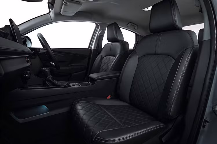 Công nghệ an toàn trên xe có phanh khẩn cấp tự động, kiểm soát hành trình thích ứng với chức năng dừng và đi, cảnh báo chệch làn đường, kiểm soát nhầm chân ga, giám sát điểm mù, cảnh báo phương tiện cắt ngang phía sau, đèn pha tự động, 6 túi khí và kiểm soát ổn định thân xe.