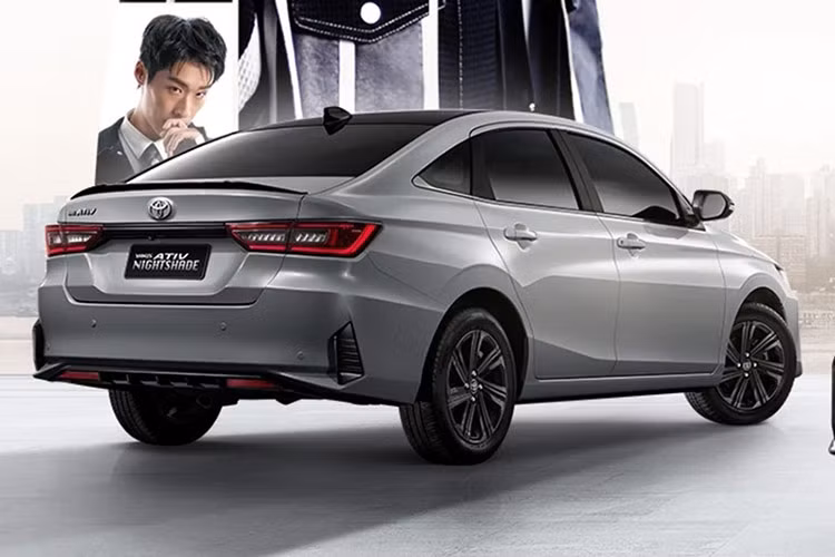 Ngoại thất xe Toyota Vios 2024 bản bóng đêm cũng xuất hiện nhiều chi tiết sơn đen bóng tại các khu vực nóc, ốp gương chiếu hậu, cánh gió sau, la-zăng. Những điểm nhấn này nổi bật trên tổng thể nền sơn xi măng và trắng ngọc trai bạch kim.