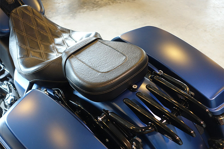 Vị trí nắp xăng được khắc logo hãng xe khá ấn tượng với hộp sọ Skull. Dung tích bình xăng lên tới 22,7 lít giúp chiếc xe có thể chinh phục mọi chuyến đi dài. Vì là dòng xe Touring, Harrley-Davidson hướng đến khách hàng một cỗ máy thật sự thoải mái nhất ở cả tư thế ngồi lái với yên bằng da được thiết kế khá sang trọng, chiều cao yên 690 mm.
