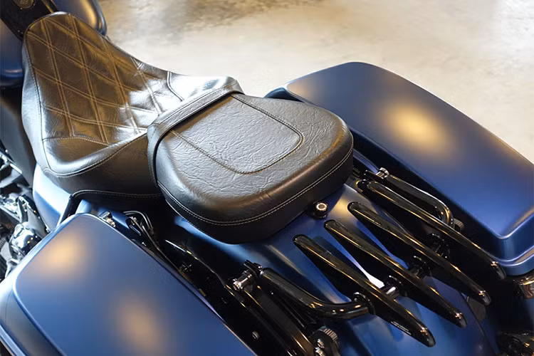Vị trí nắp xăng được khắc logo hãng xe khá ấn tượng với hộp sọ Skull. Dung tích bình xăng lên tới 22,7 lít giúp chiếc xe có thể chinh phục mọi chuyến đi dài. Vì là dòng xe Touring, Harrley-Davidson hướng đến khách hàng một cỗ máy thật sự thoải mái nhất ở cả tư thế ngồi lái với yên bằng da được thiết kế khá sang trọng, chiều cao yên 690 mm.