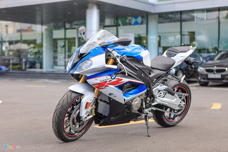 Tạo dựng tên tuổi với những chiến binh “trèo đèo lội suối” như GS-series, F-Series thế nhưng ở phân khúc sportbike BMW Motorrad cũng không chịu kém cạnh với các hãng xe motor khác trên thế giới với dòng sản phẩm S1000RR. Không lâu sau khi được trình làng, siêu môtô BMW S1000RR 2018 đã chính thức được phân phối tại thị trường Việt Nam.