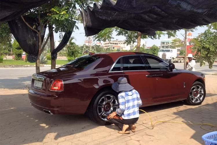 Kể từ đây, mẫu xe mang danh đẳng cấp nhà Rolls-Royce bắt đầu các chuyến hành trình ra khắp thế giới để chinh phục giới nhà giàu trẻ tuổi, muốn khẳng định mình. Không hề thua kém thế giới, Việt Nam cũng đã đón nhận sớm những chiếc Ghost nhập theo đường cá nhân, ngay trong các năm từ 2010 cho đến 2011.