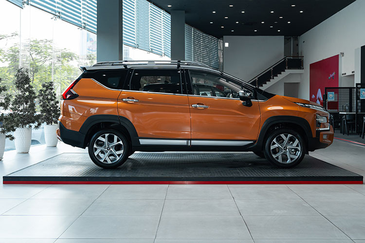 Mitsubishi Xpander Cross 2023 tại Việt Nam sở hữu ngoại hình thiết kế mới, kết hợp giữa ngôn ngữ thiết kế Dynamic Shield thế hệ mới và những đường nét khỏe khoắn đậm chất SUV. Lưới tản nhiệt được thiết kế to bản rắn chắc và sơn đen khỏe khoắn, bao quanh bởi nẹp mạ crom hình chữ X đặc trưng mạnh mẽ. Sự chắc chắn, đáng tin cậy còn đến từ bộ ốp thể thao trang trí bao quanh thân xe.