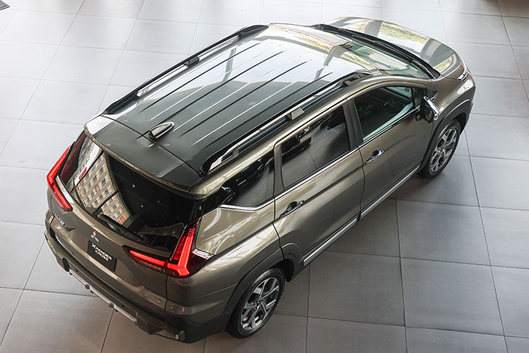 Điểm nhấn ở đuôi xe chính là cụm đèn hậu dạng T-Shape tạo nên thiết kế đồng nhất cả ở trước và sau xe. Cản sau tích hợp đèn phản quang hình chữ nhật đặt theo phương ngang và ốp màu bạc chia thành 3 khoang mang đến sự khỏe khoắn, vững chắc. Với chiều dài thân xe lên đến 4.595 mm, tăng 95 mm so với phiên bản tiền nhiệm, Xpander Cross 2023 mang đậm phong cách của một chiếc SUV thực thụ.