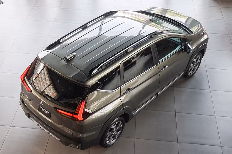 Điểm nhấn ở đuôi xe chính là cụm đèn hậu dạng T-Shape tạo nên thiết kế đồng nhất cả ở trước và sau xe. Cản sau tích hợp đèn phản quang hình chữ nhật đặt theo phương ngang và ốp màu bạc chia thành 3 khoang mang đến sự khỏe khoắn, vững chắc. Với chiều dài thân xe lên đến 4.595 mm, tăng 95 mm so với phiên bản tiền nhiệm, Xpander Cross 2023 mang đậm phong cách của một chiếc SUV thực thụ.