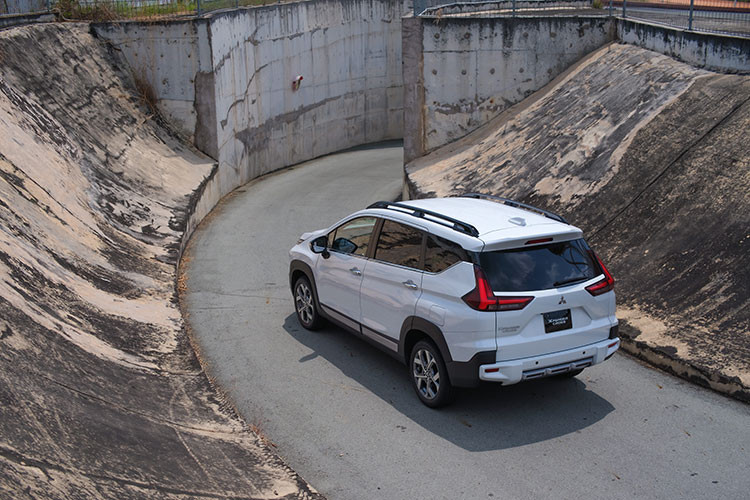 Đặc biệt, Xpander Cross 2023 mới sở hữu hệ thống treo cải tiến hơn so với phiên bản trước: bộ giảm xóc phía sau trang bị xi-lanh lớn hơn, các van điều tiết hiệu suất cao loại mới được sử dụng ở cả giảm xóc trước - sau nhằm hạn chế tiếng ồn gầm bên trong cabin, đem lại trải nghiệm ổn định và êm ái. Khoảng sáng gầm cao 225 mm, cao nhất trong phân khúc giúp vận hành linh hoạt trên nhiều loại địa hình.