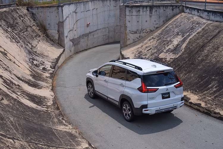 Đặc biệt, Xpander Cross 2023 mới sở hữu hệ thống treo cải tiến hơn so với phiên bản trước: bộ giảm xóc phía sau trang bị xi-lanh lớn hơn, các van điều tiết hiệu suất cao loại mới được sử dụng ở cả giảm xóc trước - sau nhằm hạn chế tiếng ồn gầm bên trong cabin, đem lại trải nghiệm ổn định và êm ái. Khoảng sáng gầm cao 225 mm, cao nhất trong phân khúc giúp vận hành linh hoạt trên nhiều loại địa hình.