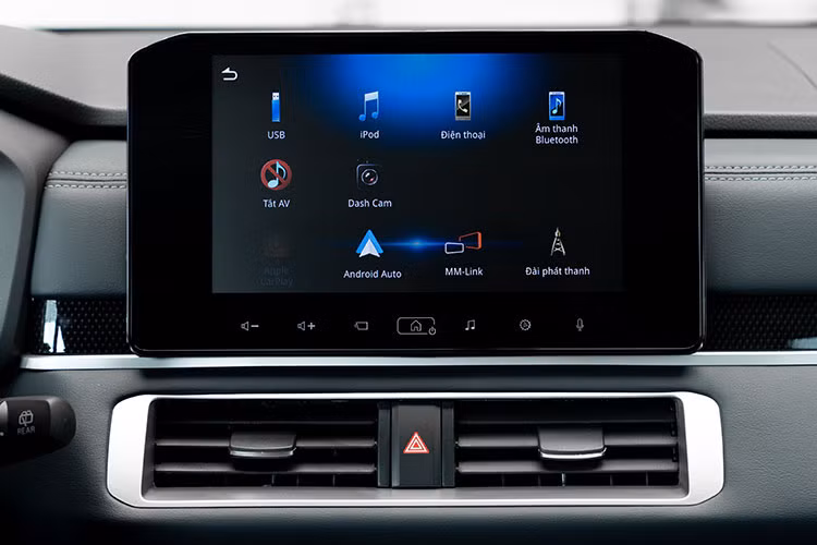 Nội thất với bề mặt táp lô được thiết kế theo phương ngang Horizontal Axis, không gian nội thất của Xpander Cross 2023 vẫn giữ được sự tinh tế, rộng rãi, sang trọng vượt trội với 3 hàng ghế nhằm tối đa hóa sự thoải mái cho cả gia đình.