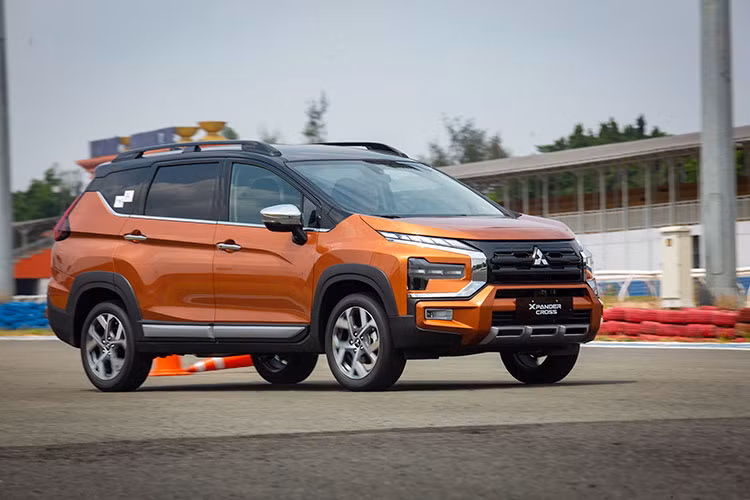 Xpander Cross 2023 sở hữu những trang bị an toàn tiêu chuẩn như hệ thống chống bó cứng phanh (ABS), phân phối lực phanh điện tử (EBD), trợ lực phanh khẩn cấp (BA), cân bằng điện tử &amp; kiểm soát lực kéo (ASC + TCL), khởi hành ngang dốc (HSA), đèn báo phanh khẩn cấp (ESS), cảm biến lùi mang lại trải nghiệm an toàn tin cậy cho cả gia đình.