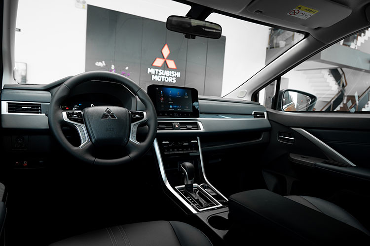 Phong cách SUV đặc trưng được thể hiện thông qua từng chi tiết trong nội thất của Xpander Cross 2023: Vô lăng 4 chấu thể thao được thừa hưởng từ mẫu xe Pajero Sport tích hợp các phím điều khiển đa chức năng mang đến sự thuận tiện trong quá trình thao tác và vận hành xe.