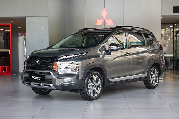 Hệ thống đèn chiếu sáng phía trước Full-LED T-Shape nằm ngang đi cùng dải đèn định vị ban ngày đặt ở trên cao hoàn thiện vẻ ngoài trẻ trung và năng động của xe, mang lại khả năng chiếu sáng tốt hơn, đặc biệt là vào ban đêm. Nhằm nâng cao trải nghiệm an toàn và tiện nghi của người lái, mẫu xe Xpander Cross 2023 thế hệ mới còn được trang bị thêm hệ thống cảm biến bật tắt đèn chiếu sáng và gạt mưa tự động.