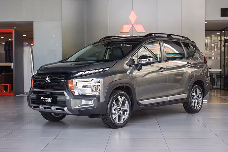 Hệ thống đèn chiếu sáng phía trước Full-LED T-Shape nằm ngang đi cùng dải đèn định vị ban ngày đặt ở trên cao hoàn thiện vẻ ngoài trẻ trung và năng động của xe, mang lại khả năng chiếu sáng tốt hơn, đặc biệt là vào ban đêm. Nhằm nâng cao trải nghiệm an toàn và tiện nghi của người lái, mẫu xe Xpander Cross 2023 thế hệ mới còn được trang bị thêm hệ thống cảm biến bật tắt đèn chiếu sáng và gạt mưa tự động.