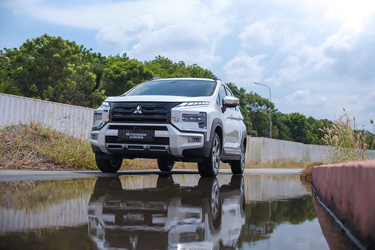 Mức giá xe Mitsubishi Xpander Cross 2023 từ 698 đến 703 triệu đồng với 4 màu: Cam Đen (2 tông màu), Trắng, Đen, và Nâu (Green Bronze, màu mới) kèm bộ quà tặng có tổng giá trị lên đến 35 triệu đồng bao gồm: một năm bảo hiểm thân vỏ, camera hành trình và camera toàn cảnh 360º. Ngoài ra, khách hàng sẽ được hưởng gói ưu đãi lãi vay từ “Dịch vụ tài chính MAF” với mức lãi suất ưu đãi 9,9% trong vòng 1 năm đầu tiên...