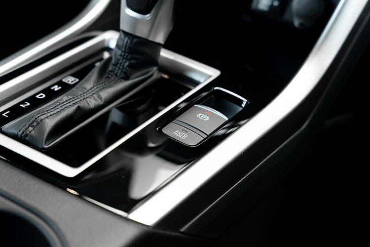 Nội thất hai tông màu Xanh Navy - Đen thể thao, sử dụng vật liệu da cao cấp có khả năng giảm hấp thụ nhiệt. Xpander Cross 2023 được trang bị màn hình giải trí 9 inch sắc nét, kết nối với điện thoại thông minh qua Apple CarPlay/Android Auto &amp; MM-Link.