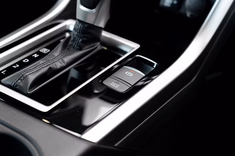 Nội thất hai tông màu Xanh Navy - Đen thể thao, sử dụng vật liệu da cao cấp có khả năng giảm hấp thụ nhiệt. Xpander Cross 2023 được trang bị màn hình giải trí 9 inch sắc nét, kết nối với điện thoại thông minh qua Apple CarPlay/Android Auto &amp; MM-Link.