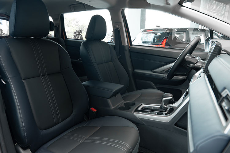 Phanh tay điện tử (EPB) đi cùng giữ phanh tự động (Auto Hold) tạo nên không gian thuận tiện, gọn gàng và tăng thêm trải nghiệm an toàn cho người dùng khi lái xe trên mọi cung đường.