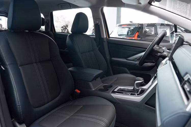 Phanh tay điện tử (EPB) đi cùng giữ phanh tự động (Auto Hold) tạo nên không gian thuận tiện, gọn gàng và tăng thêm trải nghiệm an toàn cho người dùng khi lái xe trên mọi cung đường.