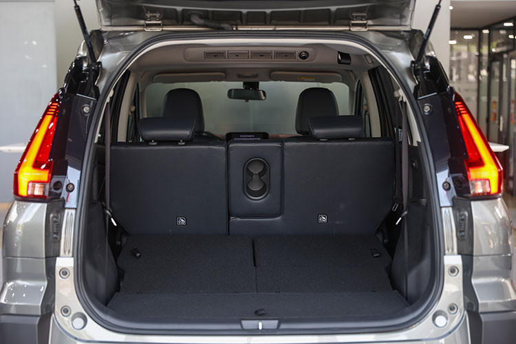 Xpander Cross 2023 trang bị động cơ 4 xy-lanh thẳng hàng dung tích 1.5L hút khí tự nhiên, công suất 104 mã lực và mô-men xoắn 141 Nm mang đến khả năng vận hành êm ái, linh hoạt trên nhiều cung đường. Đặc biệt, đây là mẫu xe dẫn động cầu trước đầu tiên của Mitsubishi Motors được trang bị hệ thống AYC (Active Yaw Control).