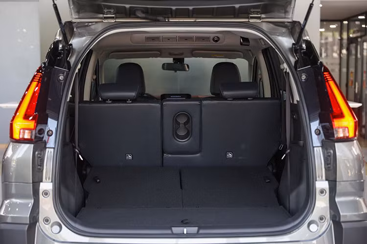 Xpander Cross 2023 trang bị động cơ 4 xy-lanh thẳng hàng dung tích 1.5L hút khí tự nhiên, công suất 104 mã lực và mô-men xoắn 141 Nm mang đến khả năng vận hành êm ái, linh hoạt trên nhiều cung đường. Đặc biệt, đây là mẫu xe dẫn động cầu trước đầu tiên của Mitsubishi Motors được trang bị hệ thống AYC (Active Yaw Control).