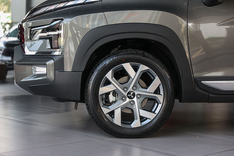 Chất SUV của Xpander Cross 2023 còn thể hiện qua mâm hợp kim 17 inch, thiết kế 5 chấu kép hình chữ Y với 2 tông màu tương phản, khoảng sáng gầm 225 mm cao nhất phân khúc giúp xe dễ dàng vượt qua những địa hình khó khăn hay ngập nước. Bên cạnh đó, phần nóc xe còn được trang bị giá đỡ giúp người dùng có thể đem theo nhiều hành lý cho những chuyến đi xa của cả gia đình.