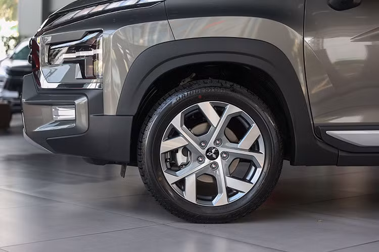 Chất SUV của Xpander Cross 2023 còn thể hiện qua mâm hợp kim 17 inch, thiết kế 5 chấu kép hình chữ Y với 2 tông màu tương phản, khoảng sáng gầm 225 mm cao nhất phân khúc giúp xe dễ dàng vượt qua những địa hình khó khăn hay ngập nước. Bên cạnh đó, phần nóc xe còn được trang bị giá đỡ giúp người dùng có thể đem theo nhiều hành lý cho những chuyến đi xa của cả gia đình.