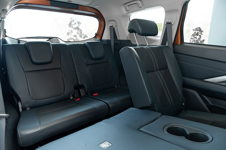 Khoang hành lý của Mitsubishi Xpander Cross 2023 được thiết kế rộng rãi, có khả năng tùy chỉnh ghế linh hoạt để gia tăng dung tích chứa đồ cho những chuyến đi chơi xa của cả gia đình.