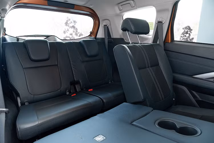 Khoang hành lý của Mitsubishi Xpander Cross 2023 được thiết kế rộng rãi, có khả năng tùy chỉnh ghế linh hoạt để gia tăng dung tích chứa đồ cho những chuyến đi chơi xa của cả gia đình.