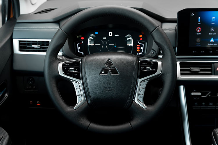 Đồng hồ kỹ thuật số sau vô lăng có kích thước lớn 8 inch giúp hiển thị trực quan đa dạng thông tin, dễ sử dụng với màu sắc bắt mắt hơn. Nội thất với bề mặt táp lô được thiết kế theo phương ngang Horizontal Axis, không gian nội thất của Xpander Cross 2023 vẫn giữ được sự tinh tế, rộng rãi, vượt trội với 3 hàng ghế nhằm tối đa hóa sự thoải mái...