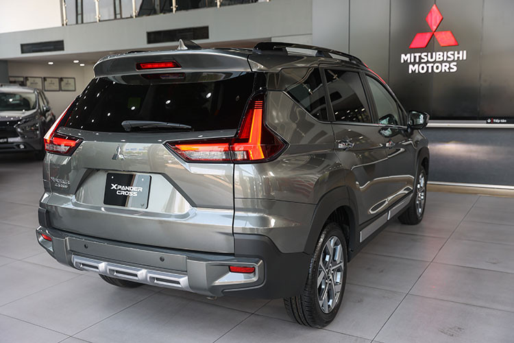 Bên cạnh đó, xe còn được bổ sung thêm tính năng điều chỉnh độ cao đèn chiếu sáng. Cản trước được tinh chỉnh, gia tăng vẻ bề thế so với phiên bản trước đây. Hốc gió trung tâm thiết kế rộng hơn và bộ đèn sương mù hình chữ nhật làm tổng thể phần đầu xe trông thể thao, khỏe khoắn hơn.