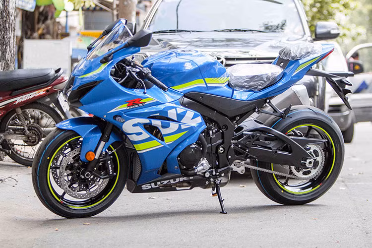 Dàn siêu môtô Suzuki GSX-R1000 đời 2017 vừa cập cảng Sài Gòn với ba phiên bản bao gồm các màu; xanh, đỏ và xám chì. Đây là mẫu Superbike mới nhất, đáng chú ý nhất trong làng xe môtô phân khối lớn hiện nay bởi nó đã được thay da đổi thịt hoàn toàn so với những thế hệ trước.