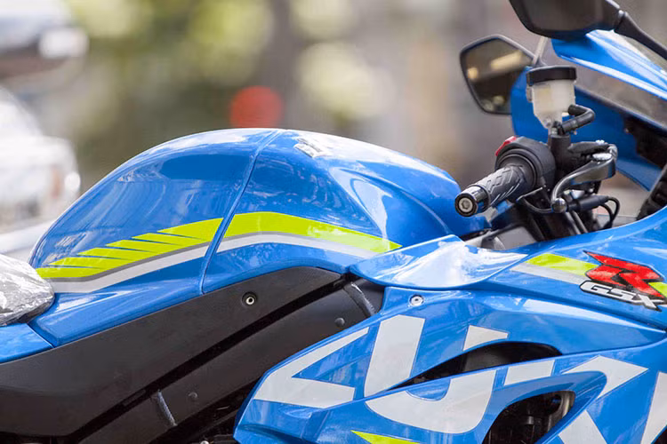 Theo Suzuki, GSX-R1000 thế hệ mới là chiếc superbike nhẹ nhất, mạnh nhất mà hãng từng sản xuất và hoàn toàn khác biệt so với phiên bản hiện tại. Để làm được điều này, hãng đã thiết kế GSX-R1000 thế hệ thứ 6 với hướng suy nghĩ "đơn giản hóa" để khiến mọi chi tiết của xe trở nên đơn giản hơn về mặt cơ khí để có độ bền cao hơn, đồng thời tích hợp các công nghệ hỗ trợ người lái hiện đại.