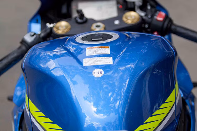 Về kiểu dáng, GSX-R1000 thế hệ mới không khác gì phiên bản ý tưởng cách đây gần 1 năm. Vẫn giữ lại những nét thiết kế đặc trưng của dòng GSX nhưng trên thế hệ mới, Gixxer 1000 đã sở hữu những chi tiết hiện đại hơn, chẳng hạn như đèn xi-nhan dạng LED hoàn toàn mới cùng với 2 dải đèn LED định vị nằm cạnh đèn pha.