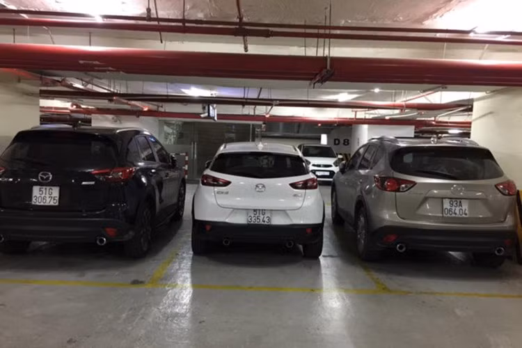 Các kích thước cơ bản của mẫu crossover cỡ nhỏ Mazda CX-3 bao gồm chiều dài tổng thể 4.275 mm và chiều cao 1.550 mm. So với Mazda2 thế hệ mới, Mazda CX-3 2016 đương nhiên dài và cao hơn đáng kể. Trong khi đó, chiều dài cơ sở của Mazda CX-3 2016 lại tương đương với Mazda2 thế hệ mới, ở mức 2.570 mm.