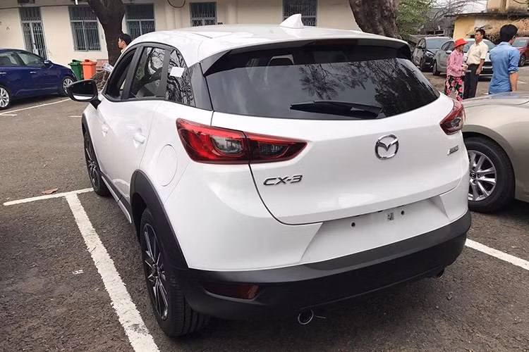 Nếu được phân phối chính hãng tại Việt Nam trong thời gian tới, Mazda CX-3 sẽ là đối thủ của Suzuki Vitara, Ford EcoSport... Tuy nhiên, nếu mức giá 950 triệu như cách tính lệ phí trước bạ được áp cho mẫu xe này là thật thì CX-3 chắc chắn sẽ gặp khó tại thị trường ôtô Việt.