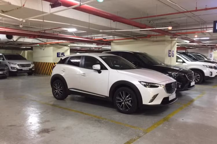 Tại thị trường Việt Nam, hiện đã có duy nhất 1 chiếc Mazda CX-3 được đăng ký biển số trắng tại TP HCM. Theo dự đoán của nhiều người chơi xe, chiếc Mazda CX-3 này thuộc sở hữu của nhà phân phối Thaco Trường Hải.