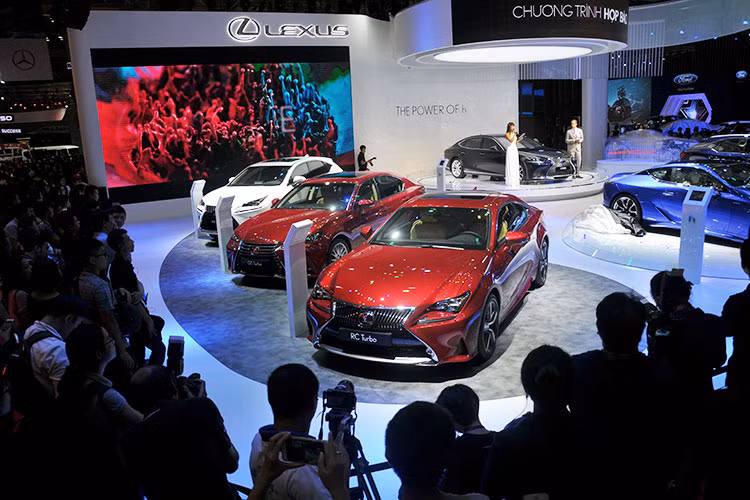 Những vấn đề nonghs hiện nay như “Phụ nữ và xe hơi" do 2 thương hiệu Chevrolet và Mercedes-Benz chủ trì cũng sẽ là những điều thú vị tại triển lãm. Hội thảo này hướng đến việc kết nối những phụ nữ thành đạt có chung đam mê kinh doanh và xe hơi, cùng trao đổi với họ về cách sử dụng, chọn lựa cũng như cập nhật về công nghệ xe.