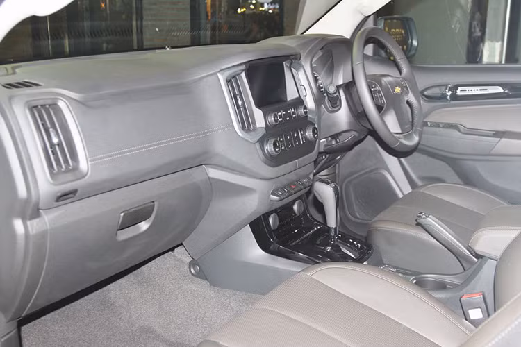 Colorado Centennial vẫn được thương hiệu Chevrolet trang bị động cơ Duramax 2.8 lít, phun nhiên liệu trực tiếp, tích hợp bộ tăng áp, 4 xy-lanh thẳng hàng, làm mát bằng dung dịch, dung tích 2.776 cc. Công suất cực đại đạt 197 mã lực tại 3.600 vòng/phút và mô-men xoắn 500 Nm tại 2.000 vòng/phút. Cỗ máy này đạt tiêu chuẩn khí thải Euro 4.